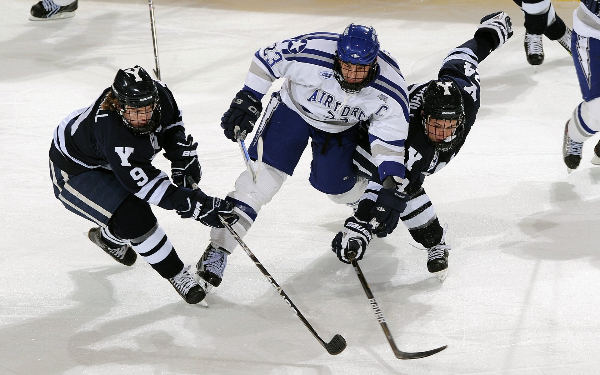 球场“铜墙铁壁”的防线令人望而却步，铜墙铁壁打一地名